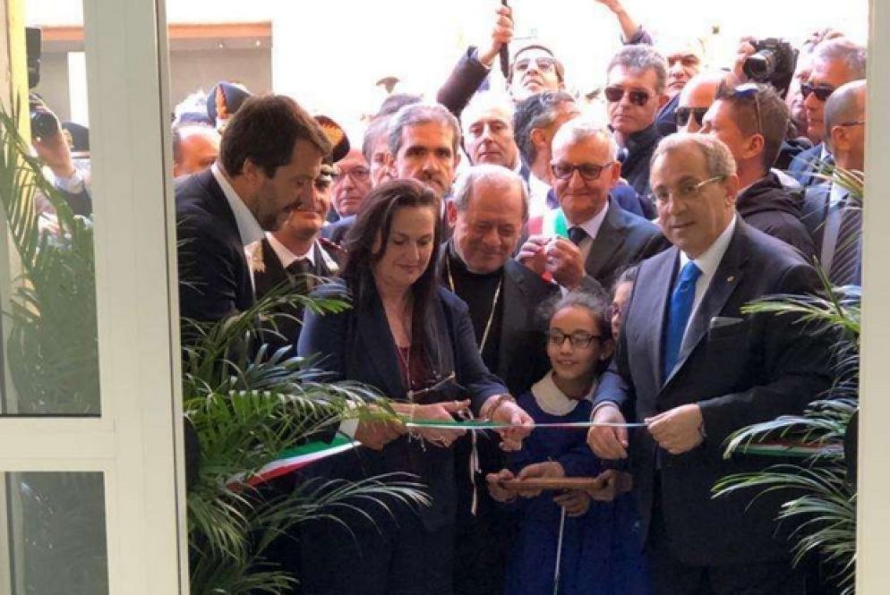 Il taglio del nastro della nuova struttura parrocchiale