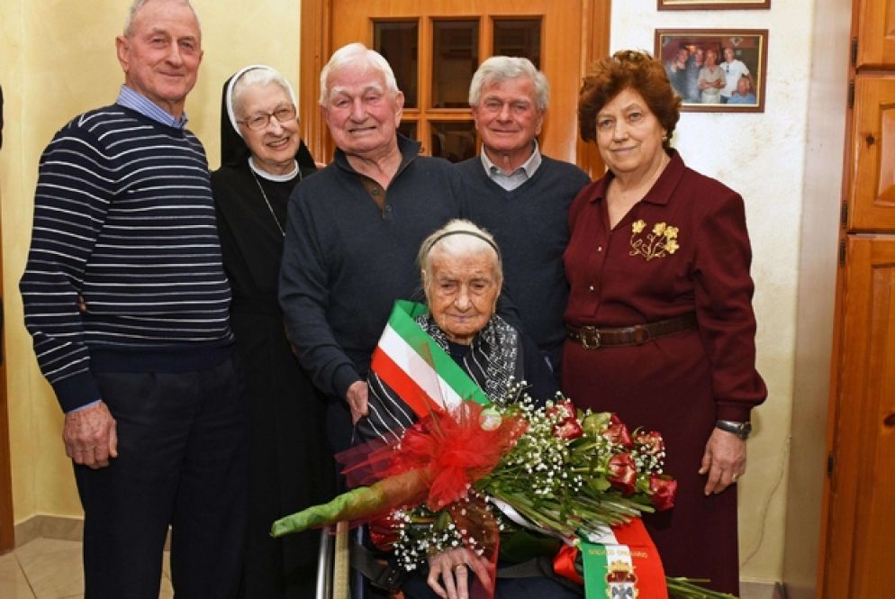 Nonna Peppa con i suoi 5 figli (Ansa)