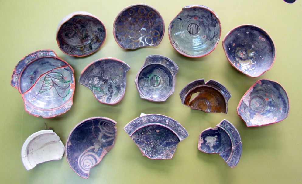 Ceramiche trovate nell'antico porto di Acri e studiate dai giorvani dell'Università di Genova (foto F.Benente)