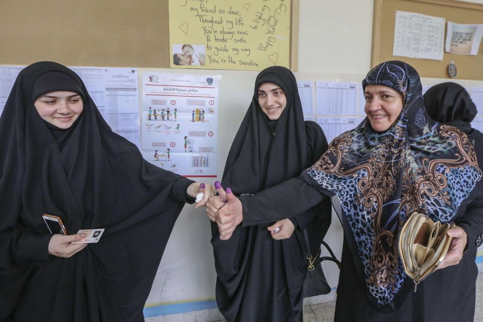 Sostenitrici della formazione sciita Hezbollah all'uscita dal seggio elettorale (Ansa)