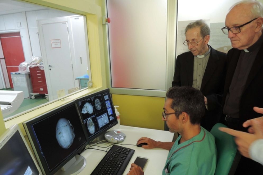 Monsignor Giordano Ronchi, (a destra) custode delle Sacre Reliquie, e monsignor Biagio Pizzi, arciprete della basilica di Sant’Ambrogio in un momento della ricognizione