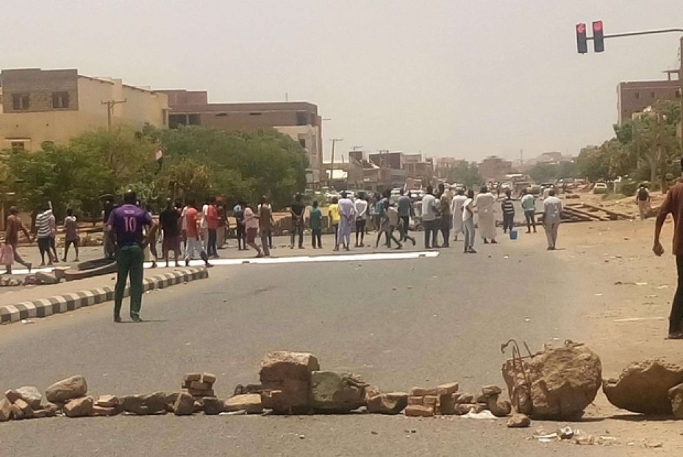 Tredici persone sono state uccise e centinaia ferite a Karthoum dopo che i militari sono intervenuti per disperdere un sit in di protesta (Ansa)