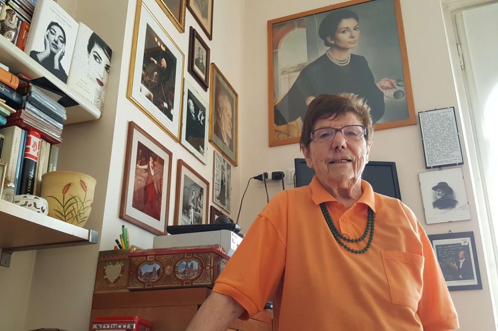 Luisa Mandelli nella sua camera a "Casa Verdi" a Milano