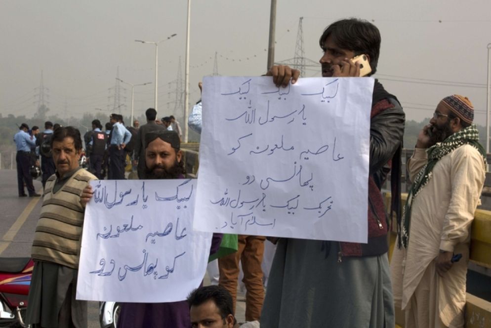 Manifestanti bloccano la strada contro la decisione della Corte suprema di assolvere Asisi Bibi