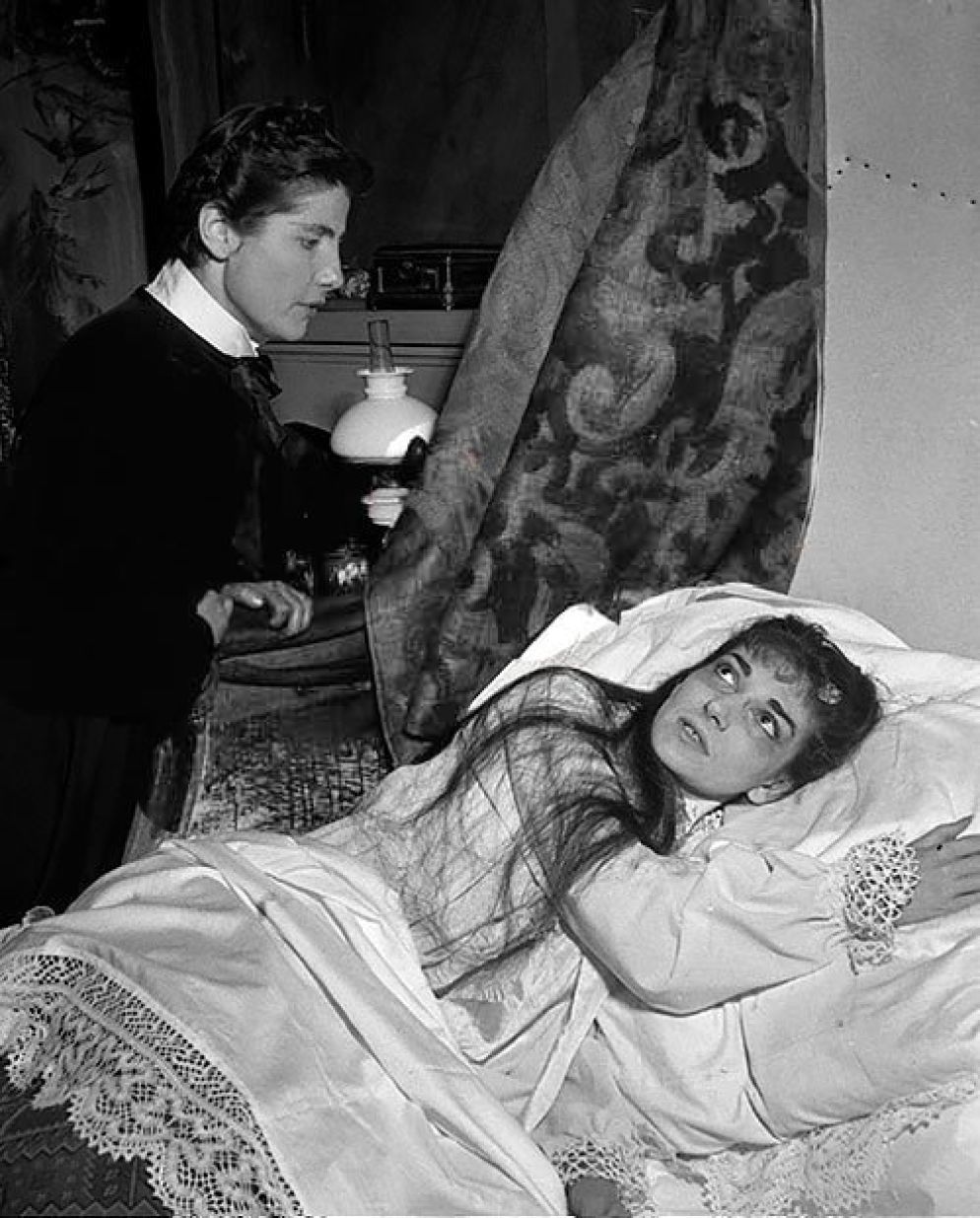 Luisa Mandelli e Maria Callas nella "Traviata" alla Scala del 1955 (foto archivio Teatro alla Scala)