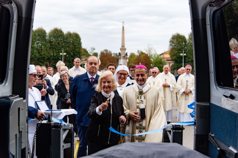 Caravaggio: dopo la benedizione, il taglio del nastro per il nuovo mezzo dell'Unitalsi Lombarda (Itl-Monica Fagioli)