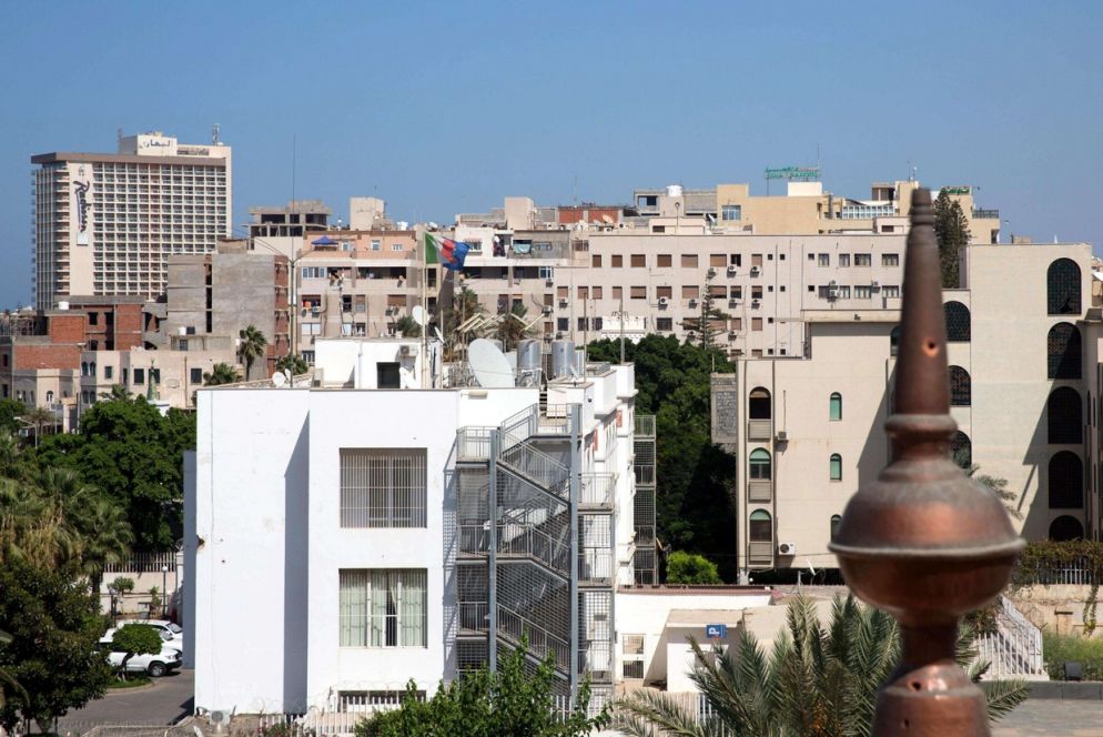 Una veduta di Tripoli: in primo piano l'edificio dell'ambasciata italiana vista dal terrazzo dell'hotel Al-Waddan (Ansa)