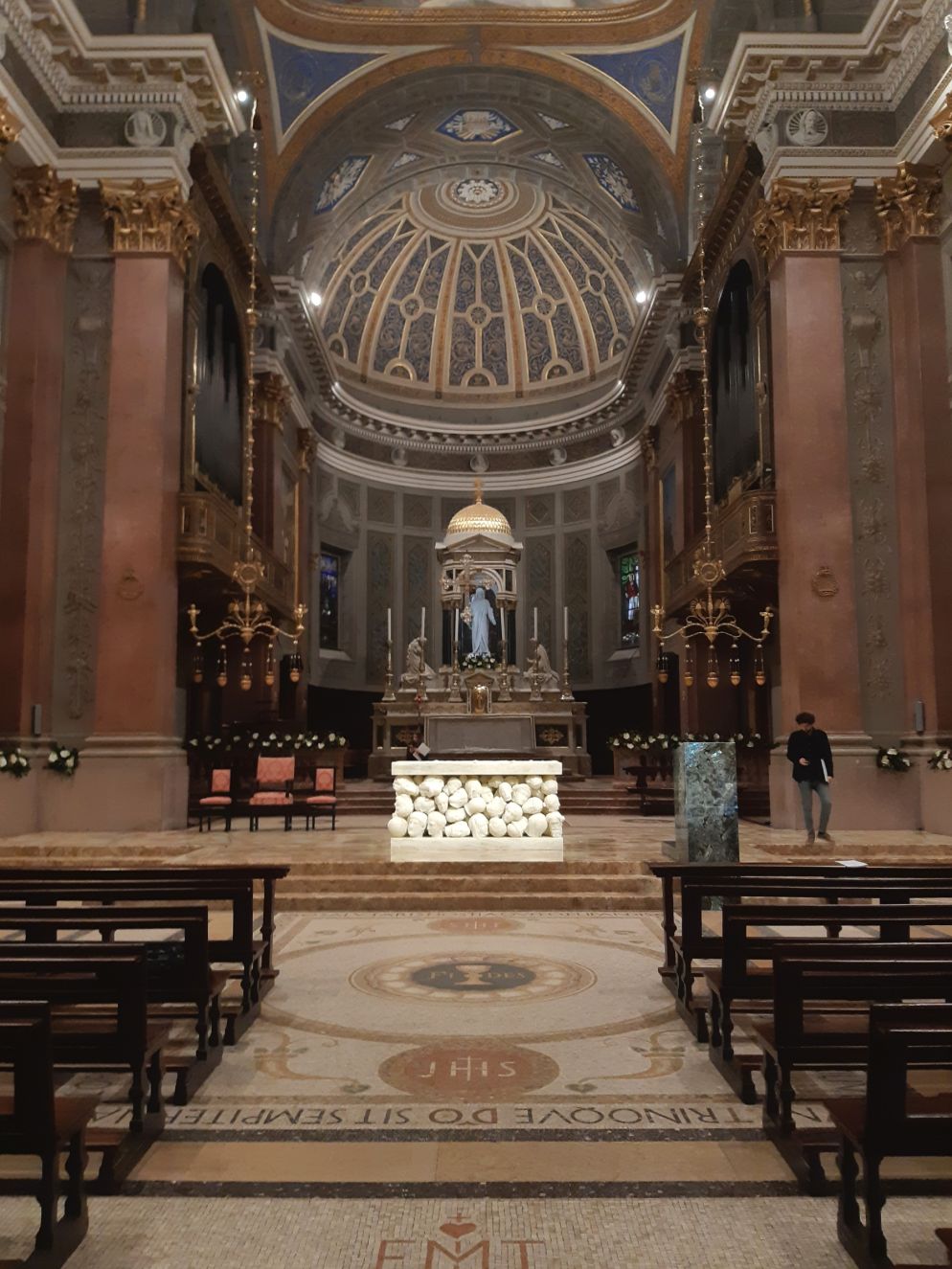 Il nuovo presbiterio curato da Claudio Parmiggiani dela basilica di Santa Maria Assunta di Gallarate