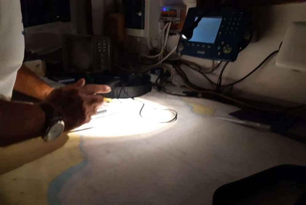 Controllo della rotta a bordo della nave Mare Jonio