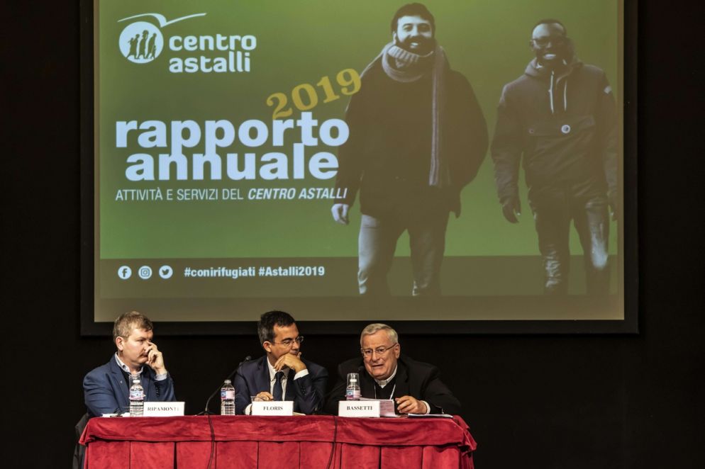 da sinistra: padre Camillo Ripamonti, Giovanni Floris, il cardinale Gualtiero Bassetti