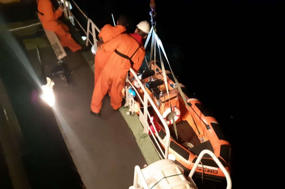 La nave Mare Jonio controlla i barchini di salvataggio