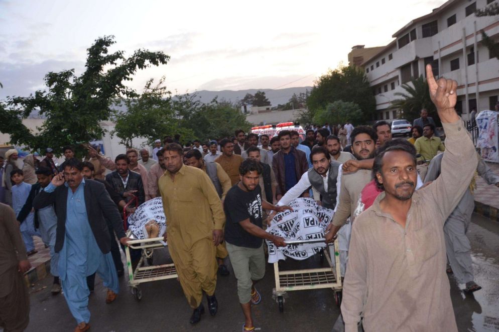 Cristiani di Quetta scandiscono slogan di protesta mentre trasportano i corpi dei due cristiani uccisi (Ansa)