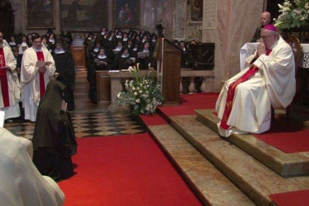 La nuova superiora succede a madre Canopi che ha fondato il monastero benedettino sul lago d’Orta. Il pastore di Novara: qui una piccola Nazareth dove il lavoro si unisce alla preghiera «La comunità sia icona della Trinità» Il vescovo Brambilla nel monastero “Mater Ecclesiae” sul lago d’Orta per la benedizione abbaziale