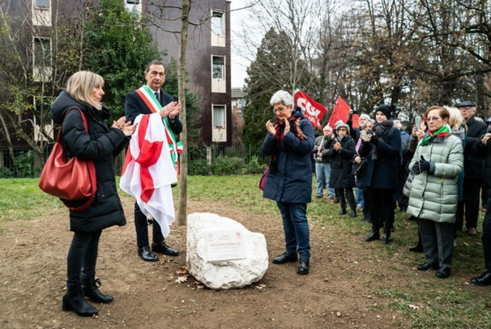 Il sindaco di Milano Giuseppe Sala ieri alla piantumazione dell’albero dedicato a Giuseppe Pinelli, con sotto la targa alla memoria - Fotogramma