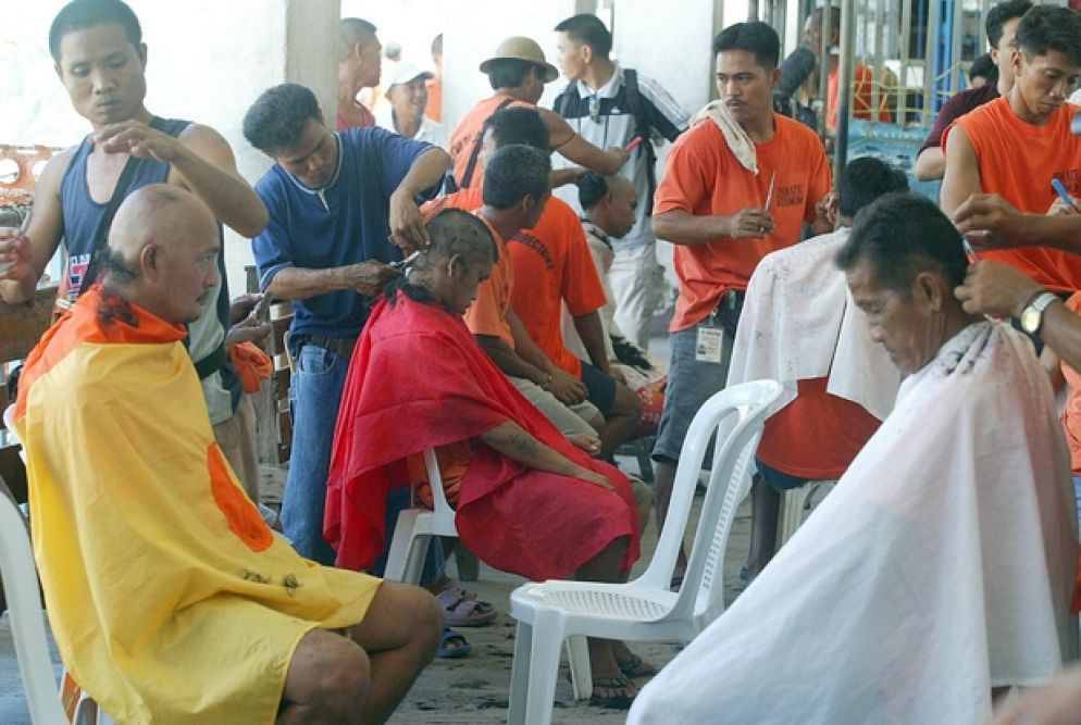 Parrucchieri al lavoro nelle Filippine