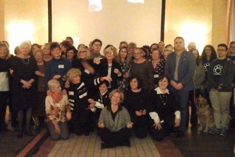 Il gruppo Vitas al completo in occasione di una festa. L'associazione conta sul lavoro di 50 fra medici, infermieri, psicologi e volontari