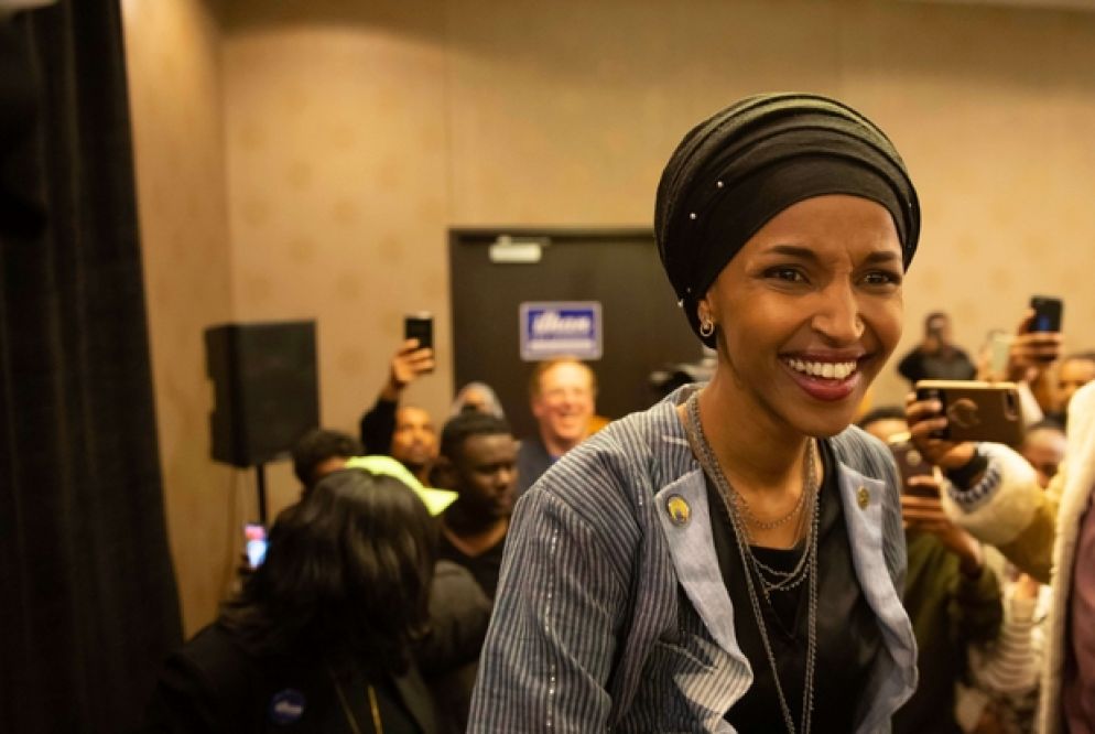Ilhan Omar, prima donna musulmana eletta in Congresso saluta i suoi sostenitori (Afp)