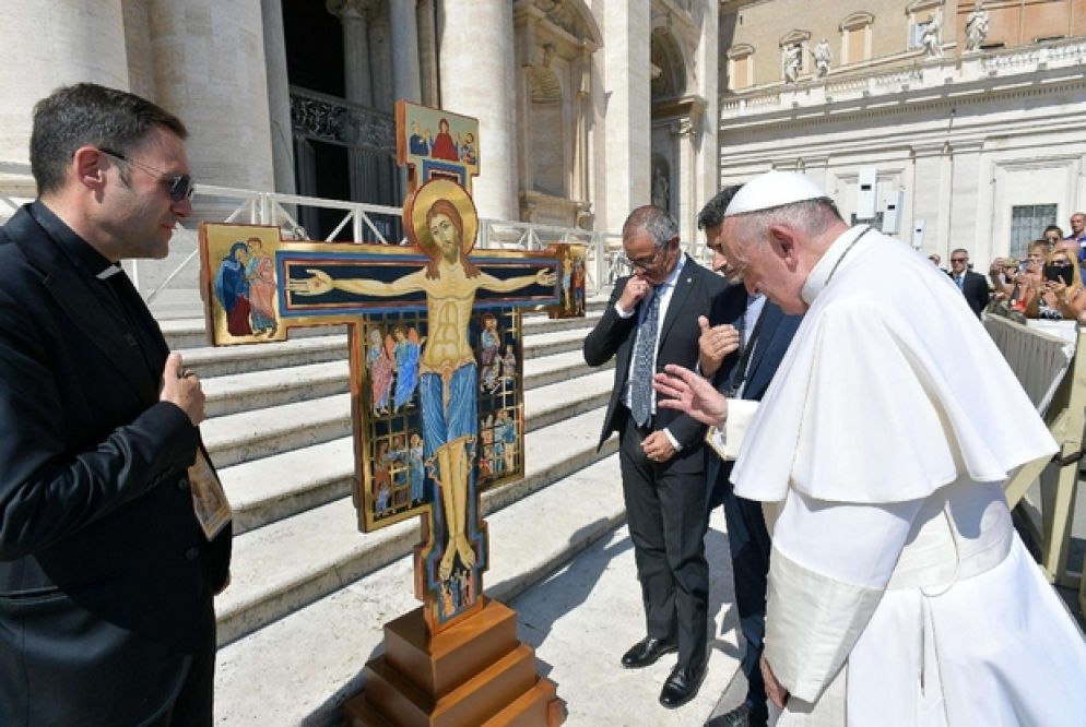 La Croce dei carcerati, benedetta dal Papa (Ansa/ Vatican media)
