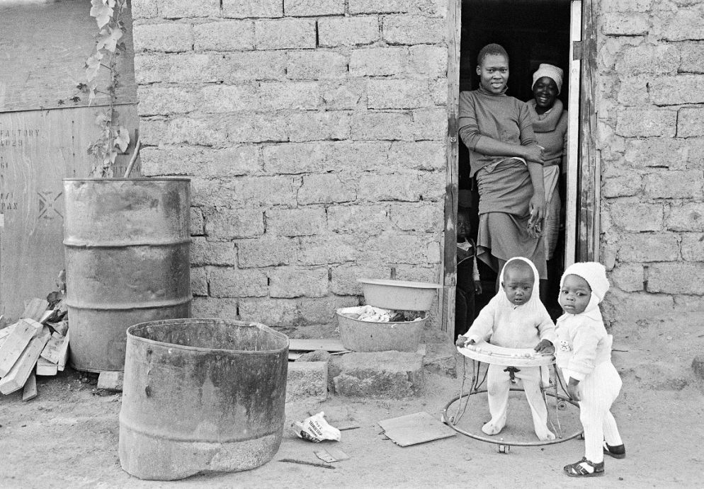 Occupanti abusivi di una casa a nord di Pretoria, Johannesburg, Sud Africa, 1985 © courtesy UN Photo/Marc Vanappelghem