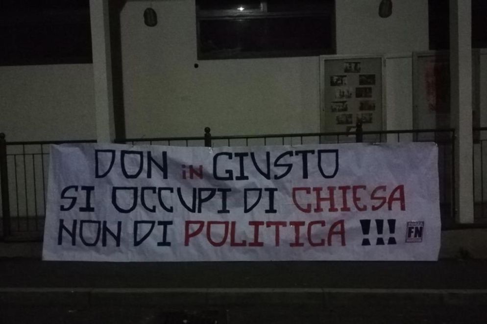 Lo striscione di Forza Nuova appeso lunedì notte all'oratorio di Rebbio