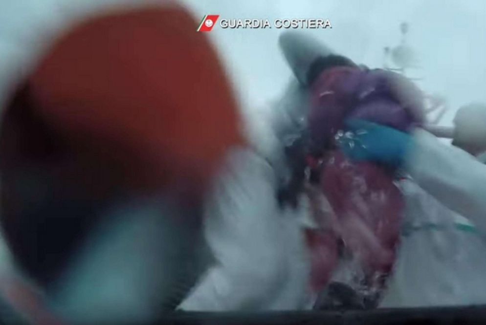 Un frame del video del salvataggio (Ansa)
