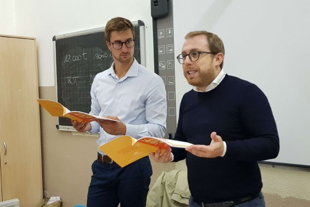 Camillo Zottola (a sinistra), guarito grazie al metodo Vivavoce, fondato da Giovanni Muscarà (a destra). I due presentano l'esperienza nelle scuole