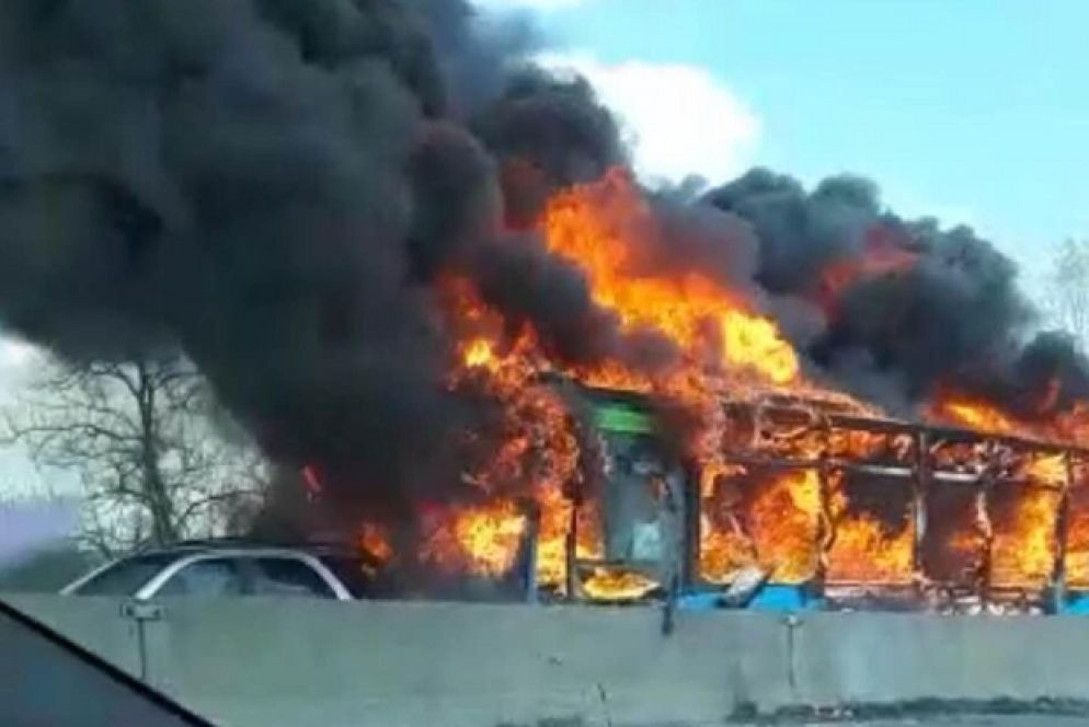 Il mezzo andato a fuoco sulla Paullese, dopo che gli studenti sono stati fatti scendere e allontanare (Facebook)