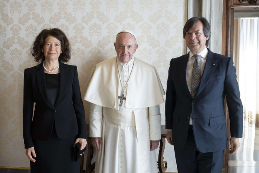 L’amministratore delegato di Intesa Sanpaolo, Carlo Messina, insieme alla moglie Francesca a un incontro con papa Francesco