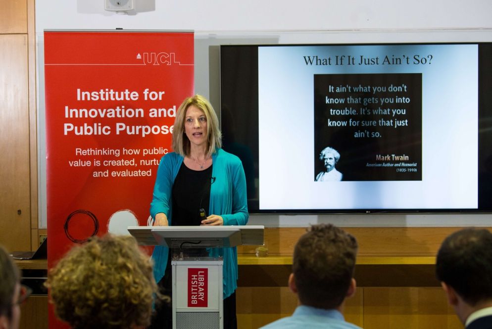 Stephanie Kelton a un evento della British Library Series (foto Kirsten Holst, via Flickr)