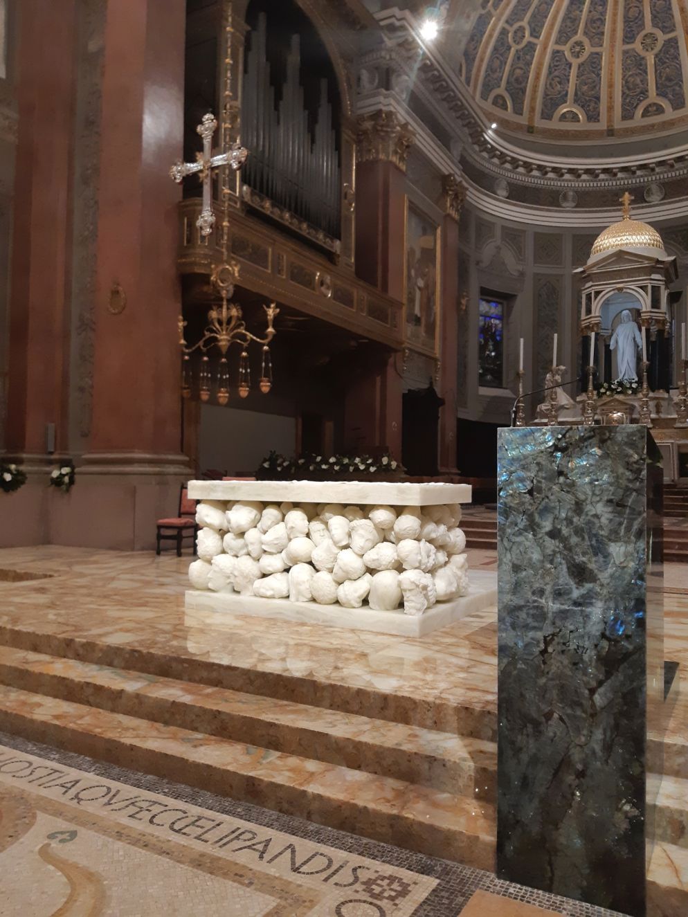 Il nuovo presbiterio curato da Claudio Parmiggiani della basilica di Santa Maria Assunta di Gallarate. In primo piano l'ambone in labradorite
