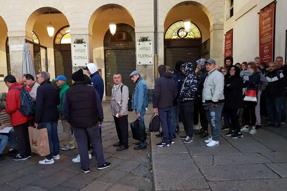 Davanti al teatro alla Scala la coda dei melomani per acquistare i biglietti della prima di "Tosca"