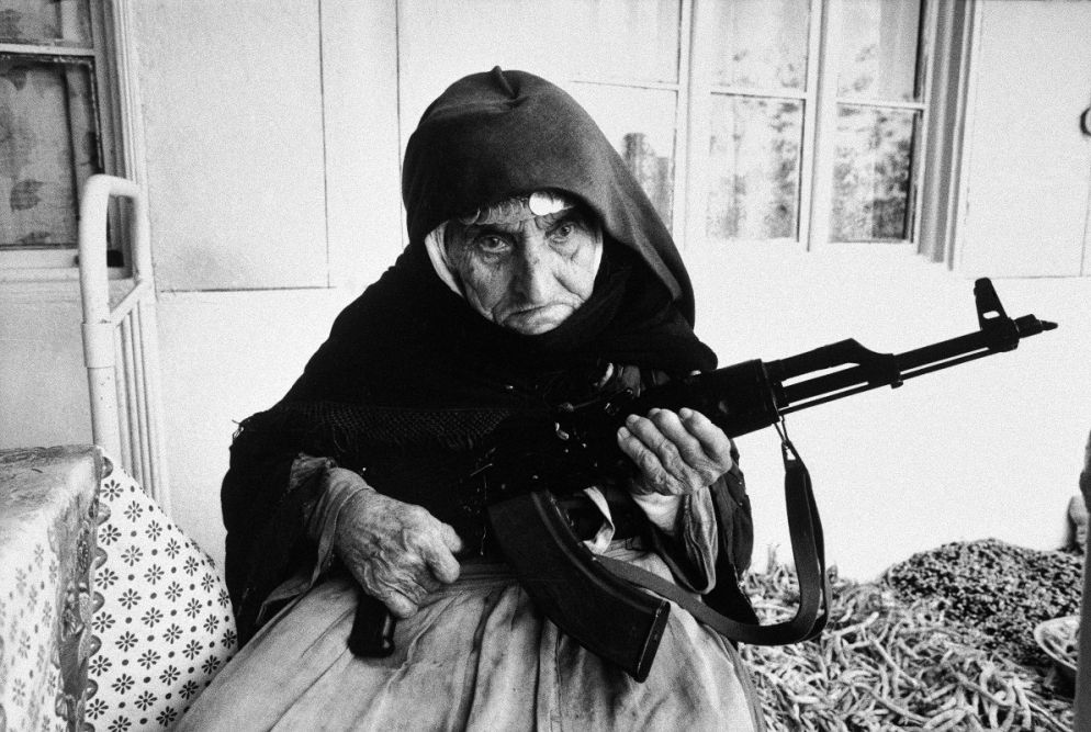 Anziana donna armena fa la guardia armata davanti a casa durante gli scontri tra Armenia e Azerbaijan per il Nagorko-Karabakh, 1990 Degh, Armenia © courtesy UN Photo/Armineh Johannes