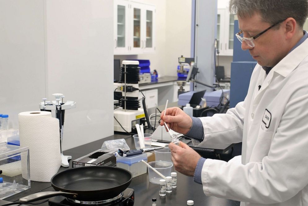 Un ricercatore al lavoro sulla carne a base vegetale (foto Beyond Meat)