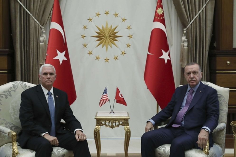 L'incontro tra il vicepresidente americano Pence e il presidente turco Erdogan ad Ankara (Ansa)