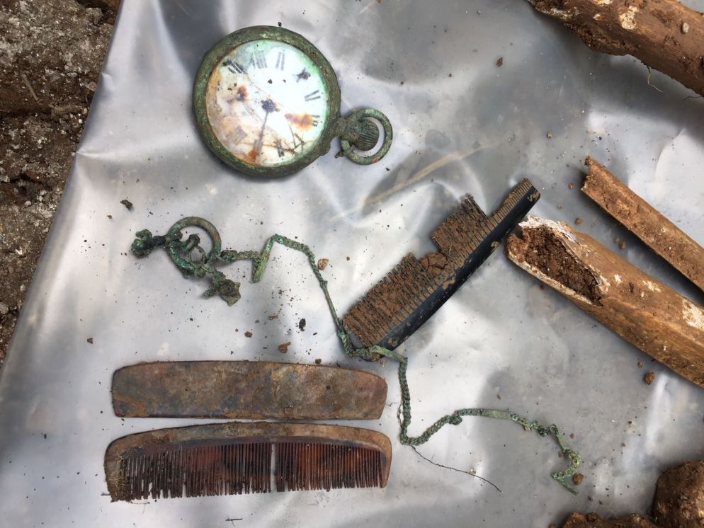 Orologi, pettini, gemelli tra i poveri resti di Castua
