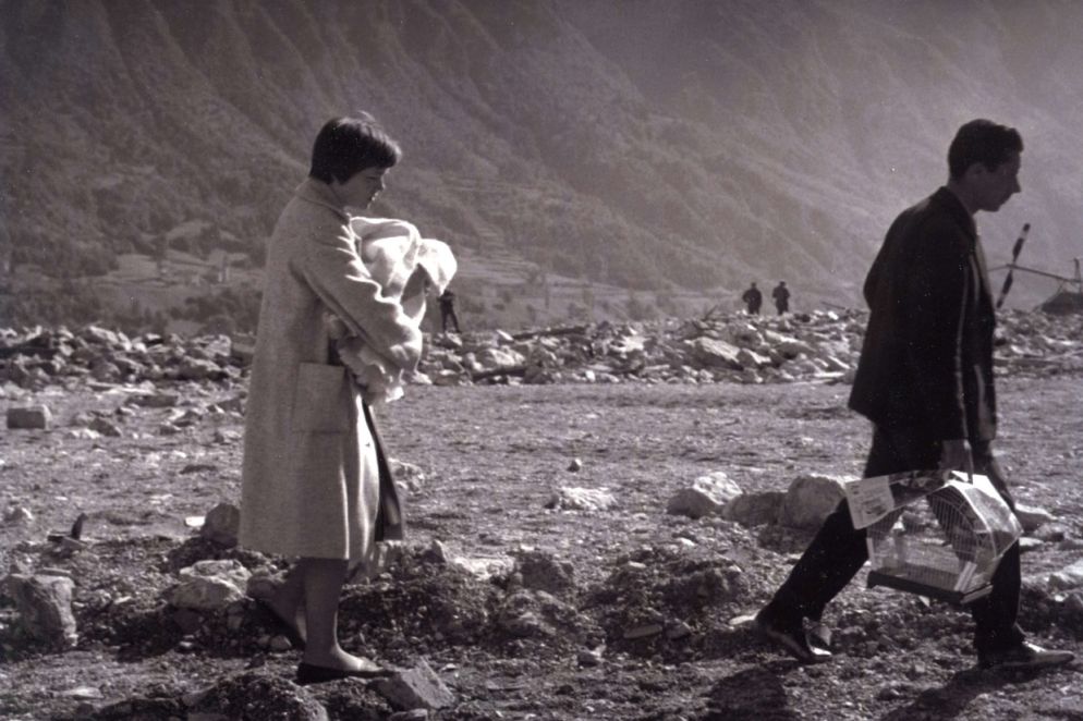 Una famigliola si aggira sulla propria "casa" e recupera le poche cose rimaste, dal docufilm “Vajont per non dimenticare”