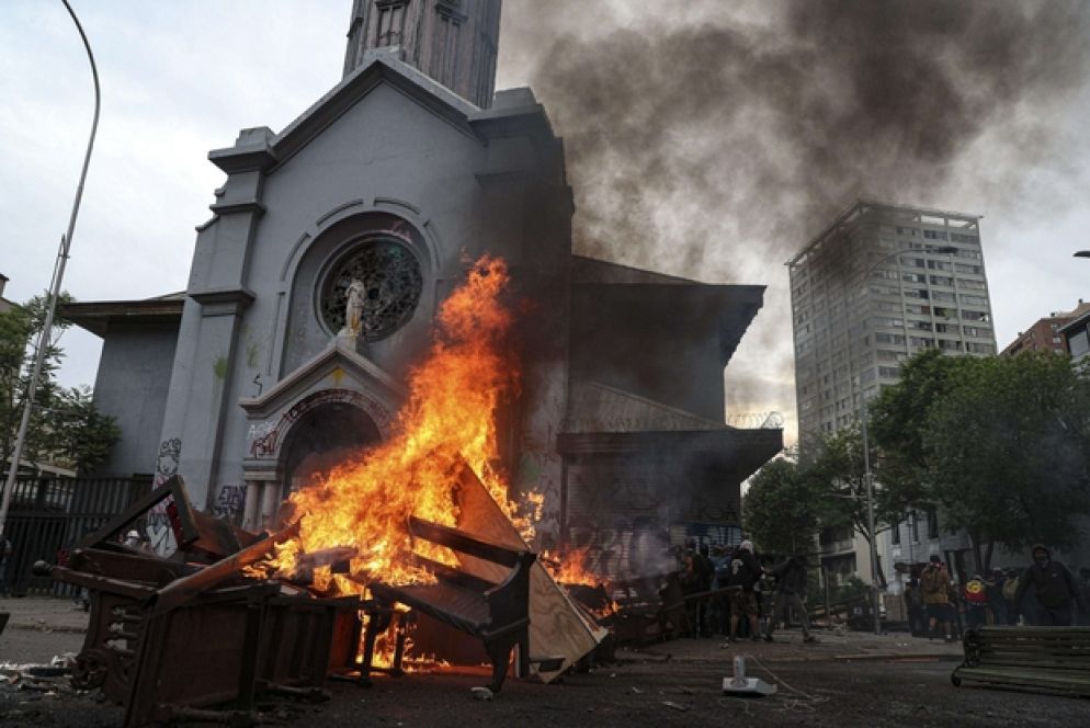 I banchi bruciati davanti alla chiesa de La Asuncion (Ansa/Ap)