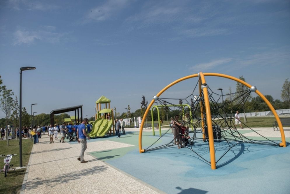 Una parte del parco Eternot, costruito dove prima sorgeva la fabbrica. E dove oggi giocano i bambini di Casale Monferrato