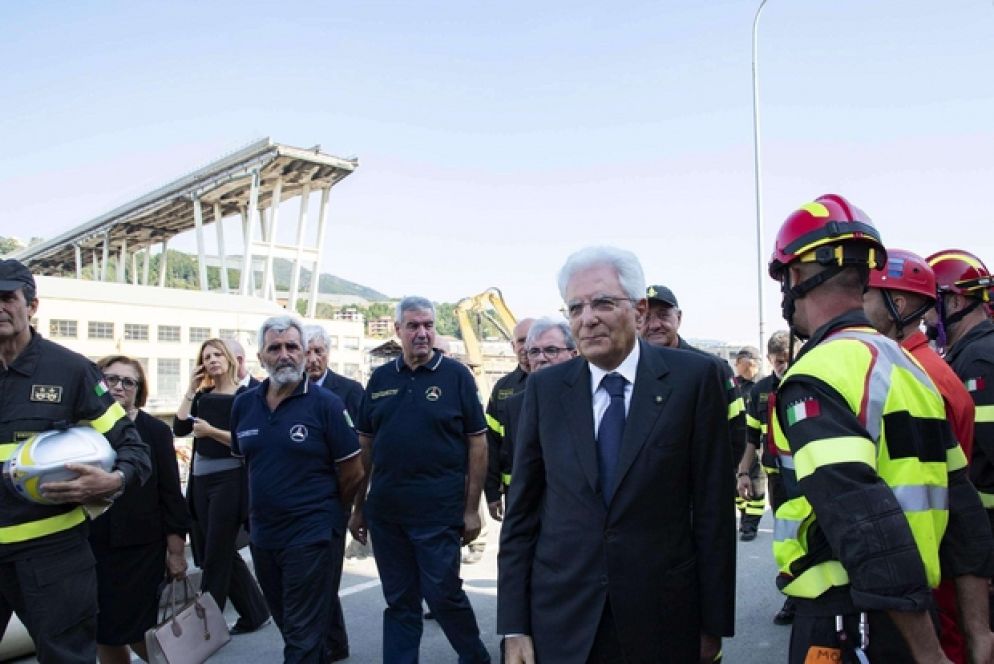 Mattarella visita il luogo della tragedia (Ansa)