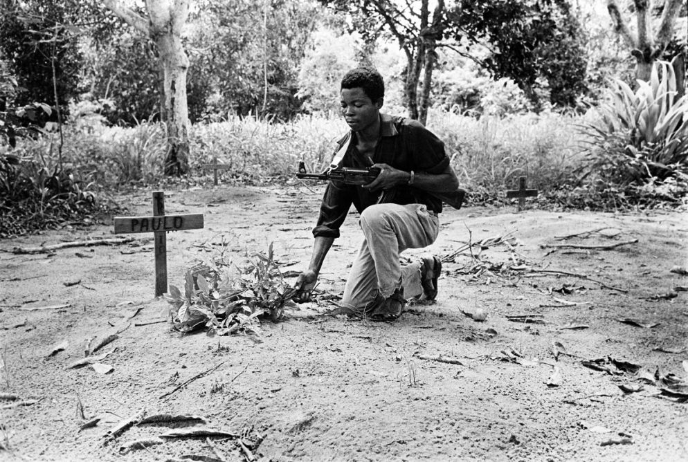Un guerrigliero del Frelimo, il movimento di liberazione del Mozambico, sulla tomba di un compagno d’armi, provincia di Cabo Delgado, Mozambique, 1972 © courtesy UN Photo/N Basom