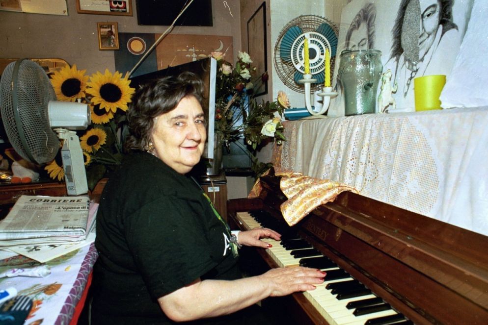 Alda Merini al piano nella storica casa sui Navigli