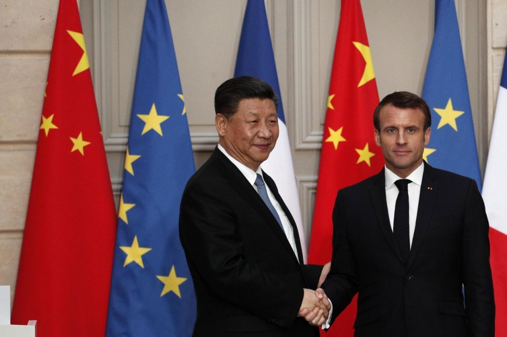 La stretta di mano tra Xi e Macron in occasione della visita del 27 marzo in Francia in cui la Cina ha fatto 30 miliardi di euro di ordini per Airbus (Ansa)