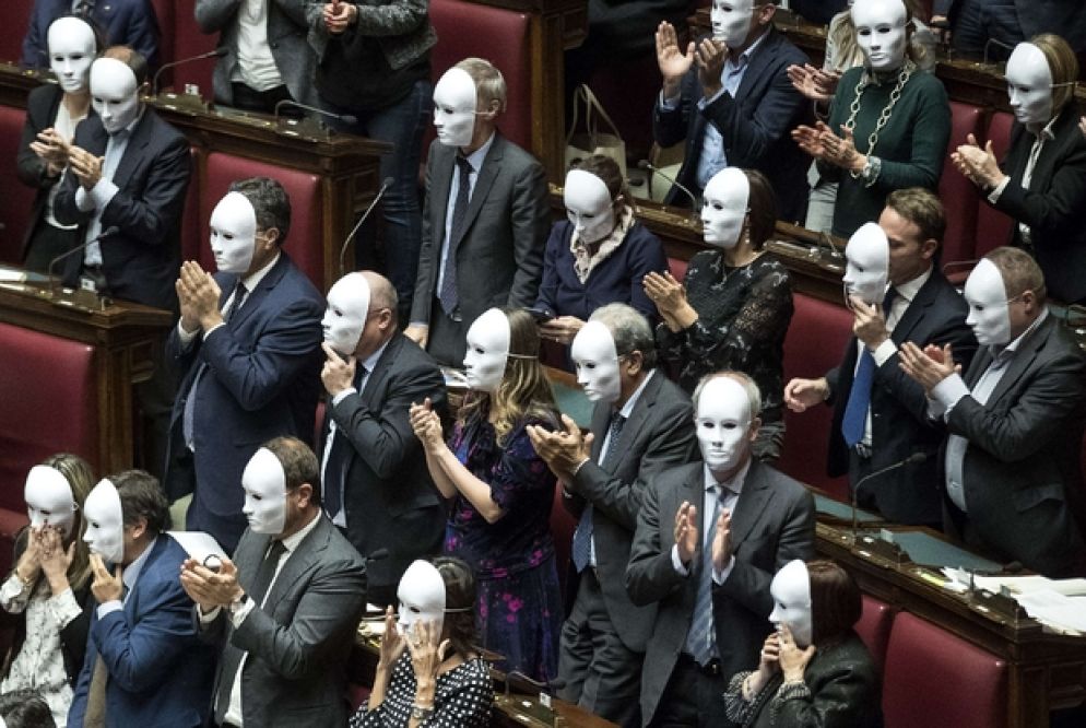 La protesta in aula dei deputati del Pd, che hanno votato contro il decreto sicurezza (Ansa)