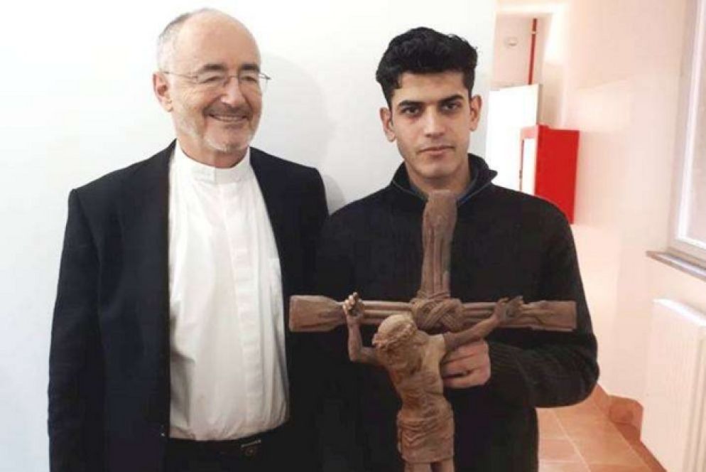 Padre Czerny e Mohamed con il crocifisso cubano (foto Francesca Napoli e Pino De Valeri per Centro Astalli)