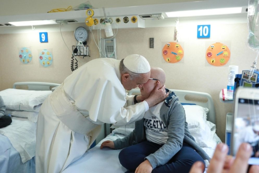 Il Papa durante una visita a un ospedale - Ansa