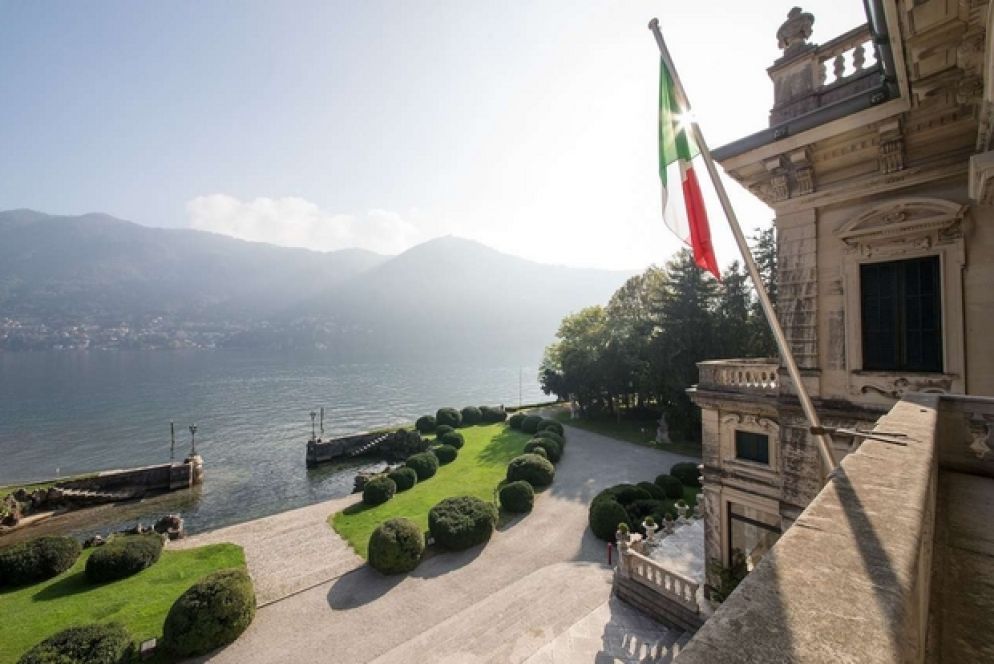 Una veduta del lago di Como dal terrazzo di Villa Erba