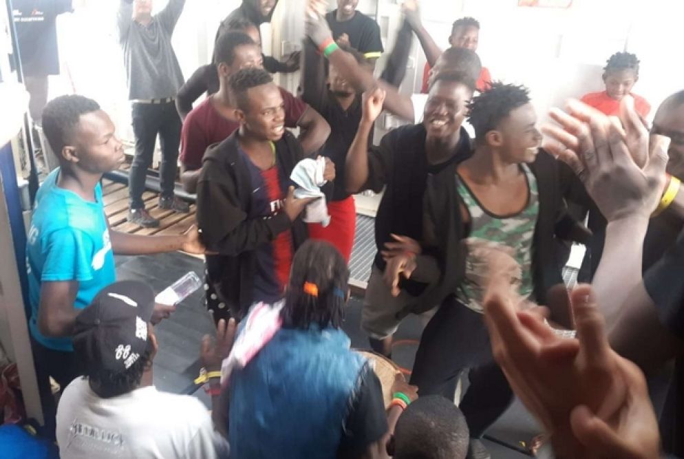 La gioia dei migranti a bordo della Ocean Viking alla notizia del prossimo approdo