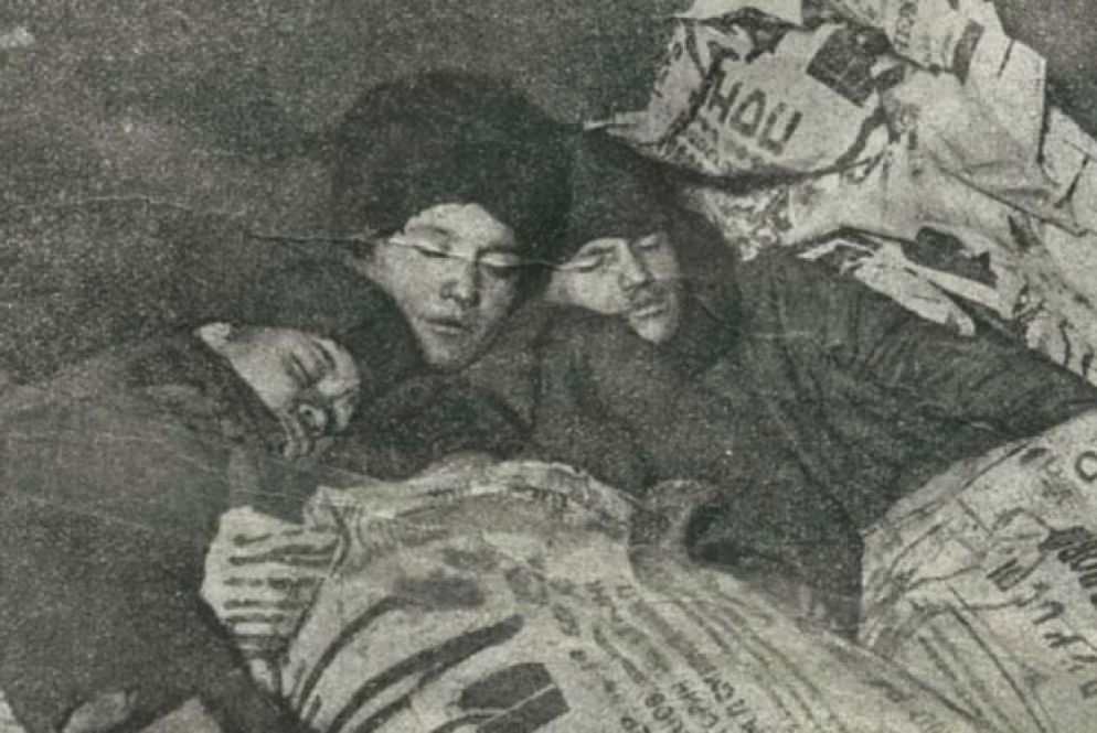 Bambini che dormono all'aperto, coperti dai manifesti strappati dal muri (1924)