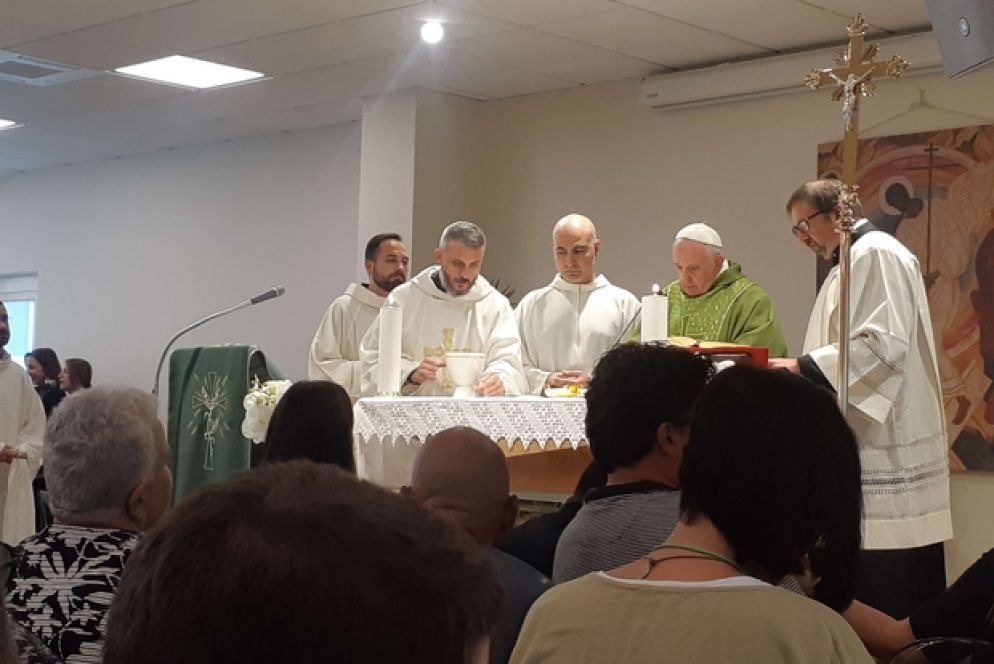 Il Papa celebra la Messa a Nuovi Orizzonti