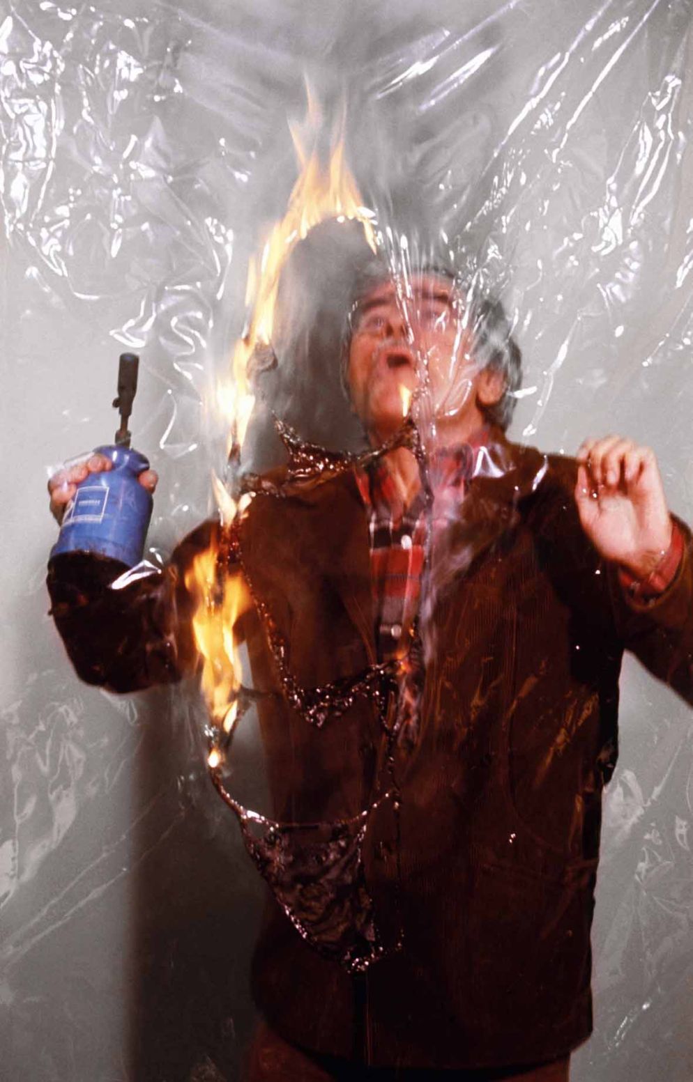 Burri durante una “Combustione” (anni 70)